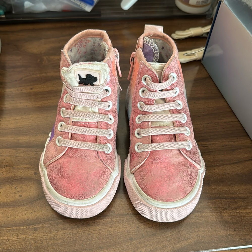 Very good used condition. Girls sneaker.